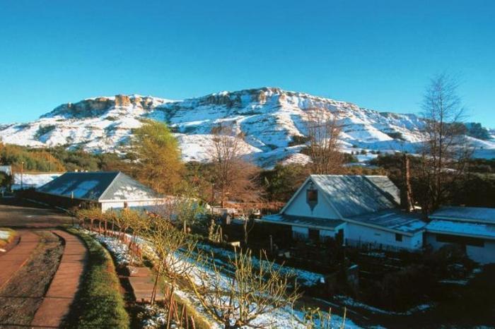  Cleopatra Mountain Farmhouse in South Africa / Drakensberg, image_2